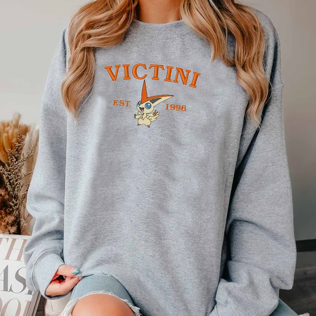 Victini – Bezauberndes Pokémon-T-Shirt mit Anime-Motiv und Stickerei, Rundhalsausschnitt, Kapuzenpullover – trendig, vielseitig und ein aufmerksames Geschenk für Freunde, ICE-932